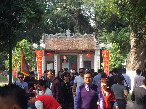 Dòng người đi lễ ở đền Voi Phục, Hà Nội.