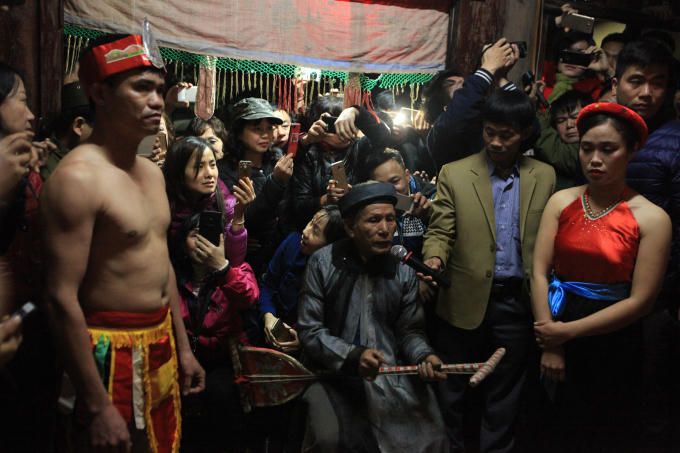 Cặp vợ chồng trong làng sẽ được chọn theo sự tín nhiệm của người dân và đề nghị thực hiện nghi thức Lễ Mật. Khi chủ tế miếu Đụ Đị hô vang “Linh tinh tình phộc”, người nam sẽ cầm Nõ đâm vào Nường của nữ.