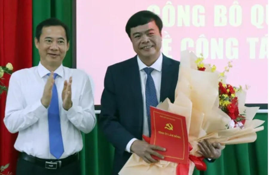 Ông Nguyễn Thái Học, Quyền Bí thư Tỉnh ủy Lâm Đồng (bên trái) trao quyết định cho ông Đặng Đức Hiệp. Ảnh: X.Ν.