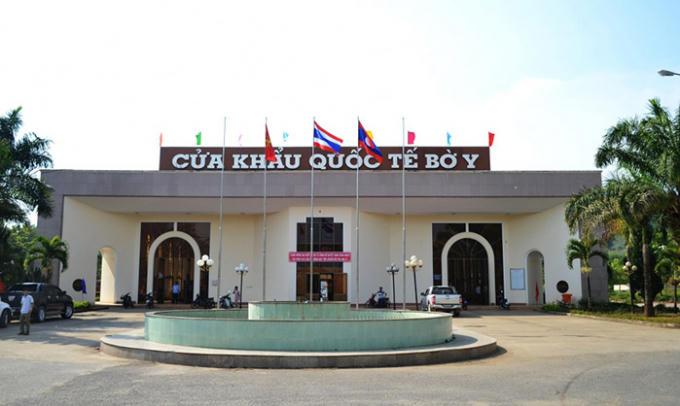 Khi đến cửa khẩu du khách phải xin phép các anh biên phòng để được chạy lên cột mốc. Có thể chinh phục hoàn tất Ngã ba Đông Dương và trở về Kon Tum trong ngày.