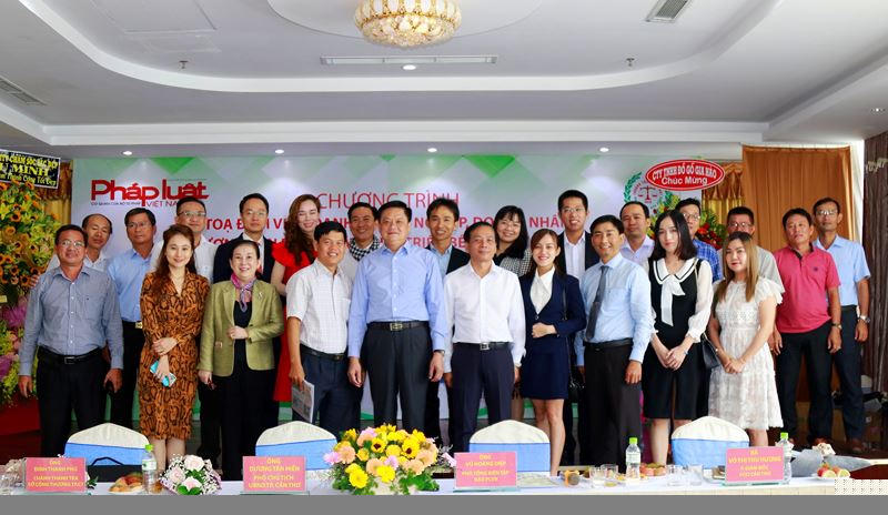 Đại biểu và khách mời chụp ảnh lưu niệm tại tọa đàm