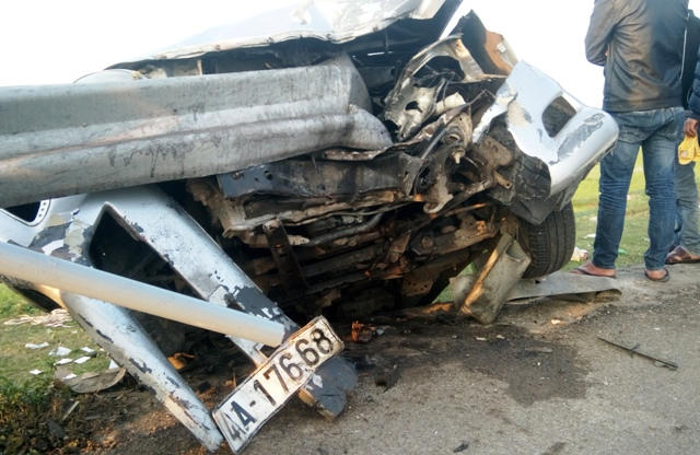 Cú đâm mạnh, khiến chiếc xe ô tô 7 chỗ đầu xe vỡ nát.