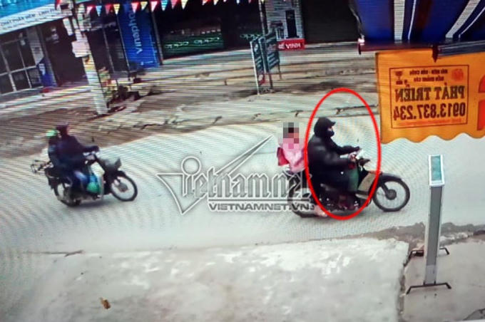 Camera ghi cảnh nghi phạm Nguyễn Trọng Trình chở nạn nhân trước khi xâm hại. (Ảnh Vietnamnet)