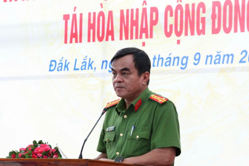 Đại tá Y San ADrơng – Phó giám đốc công an tỉnh Đắk Lắk chia sẻ, dặn dò các phạm nhân tại buổi lễ.
