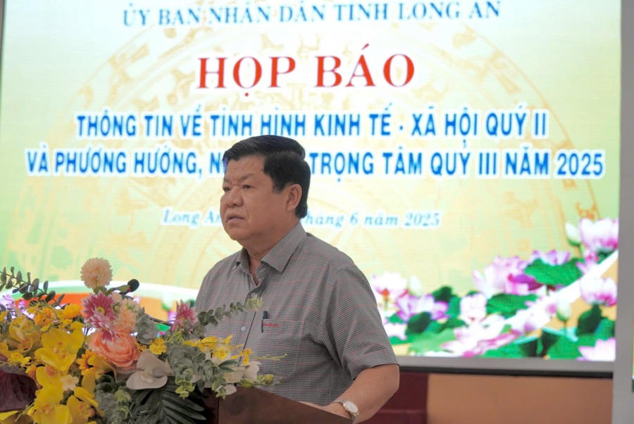 Ông Trần Văn Tươi - Phó Giám đốc Sở Tài chính tỉnh Long An báo cáo tình hình kinh tế - xã hội 6 tháng đầu năm 2025. Ảnh: Kim Ngân