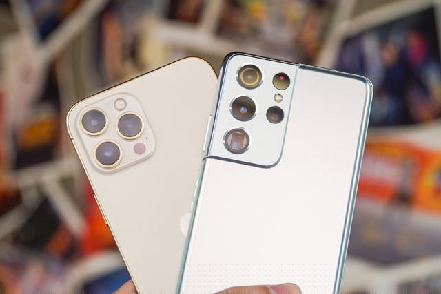 Cụm camera của cả hai máy đều khá to và nhô lên hẳn so với mặt lưng, trong đó camera của S21 Ultra có phần hầm hố hơn. Hệ thống camera chính của iPhone 12 Pro Max bao gồm ống kính chính 12 MP, ống kính góc siêu rộng 12 MP, ống kính telephoto 12 MP hỗ trợ zoom quang học 2,5x và cảm biến LiDAR. Cụm camera của S21 Ultra gồm ống kính chính 108 MP, 2 ống kính telephoto 10 MP hỗ trợ zoom quang học 3x và 10x cùng ống kính góc siêu rộng 12 MP.