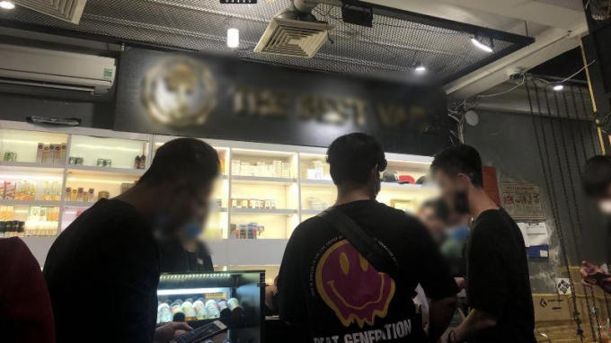 Bày bán công khai nhiều sản phẩm, các loại tinh dầu cho thuốc lá điện tử. (Ảnh minh họa)