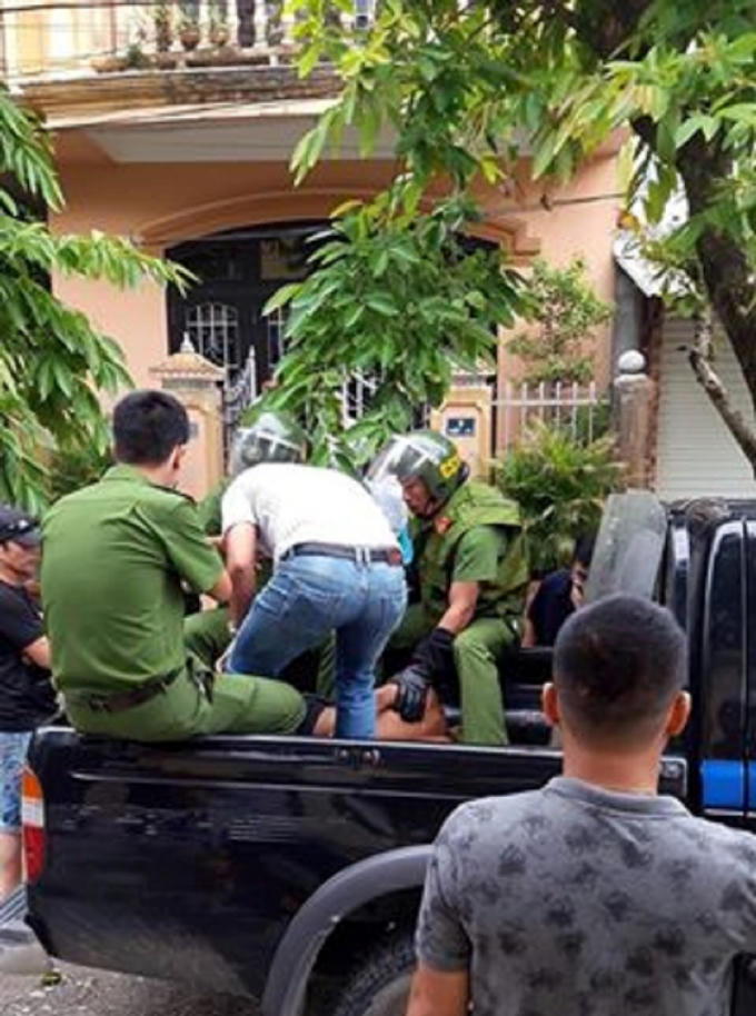 Lực lượng công an khống chế bắt giữ đối tượng ngáo đá.
