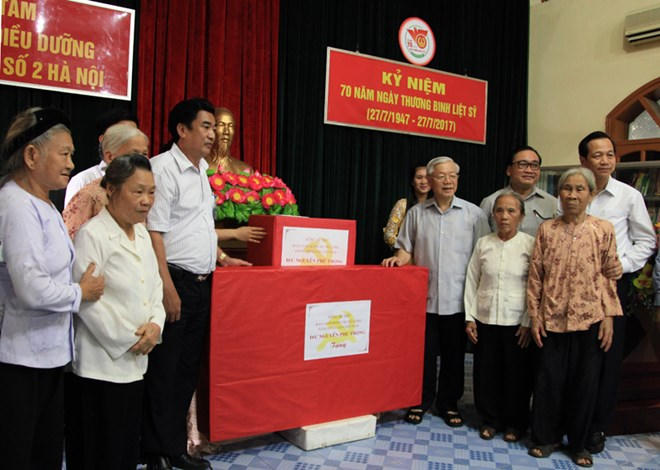Tổng Bí thư Nguyễn Phú Trọng tặng quà cho Trung tâm nuôi dưỡng và điều dưỡng người có công số 2 Hà Nội.