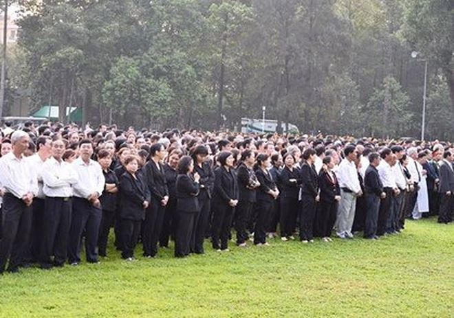 Từ sáng sớm ngày 22/3, từng dòng người xếp hàng ngoài khuôn viên Hội trường Thống Nhất chuẩn bị vào làm Lễ Truy điệu.