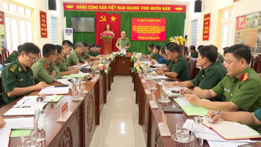 Thiếu tướng Cao Đăng Hưng - Phó Chánh Văn phòng Bộ Công an, Trưởng Đoàn Liên ngành kiểm tra đánh giá cao những kết quả đạt được của 3 lực lượng xã Bình Hiệp thời gian qua. Ảnh: Luận Quân