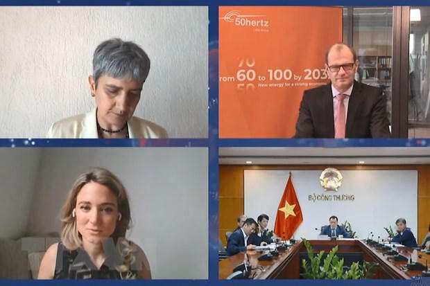 Các đại biểu tham luận tại phiên đối thoại trong khuôn khổ Đối thoại chuyển đổi năng lượng Berlin lần thứ 7. (Ảnh: Mạnh Hùng/TTXVN)