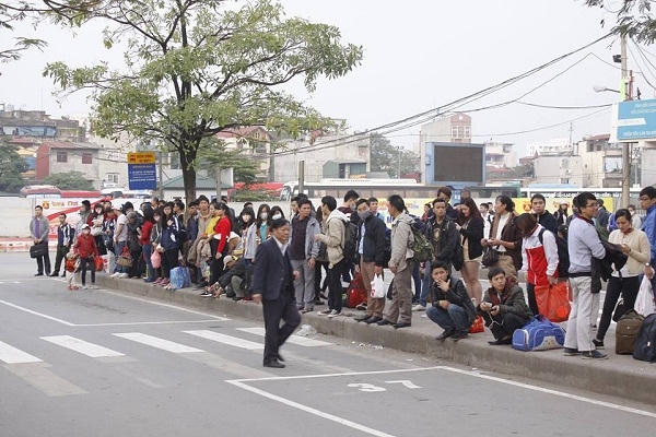 Hầu như tại bến xe nào cũng có những hình ảnh người dân co ro chờ đợi để bắt được chuyến xe mong về quê sớm. Ảnh: Như Trường.