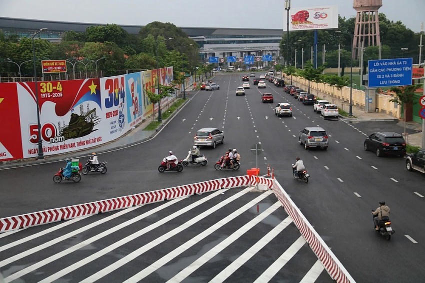 Tình trạng giao thông hỗn loạn trước Nhà ga T3 Tân Sơn Nhất (Ảnh: Như Ngọc).