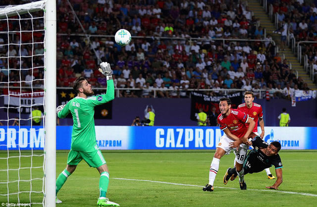 Thủ thành De Gea cũng có vài pha cứu thua cho MU