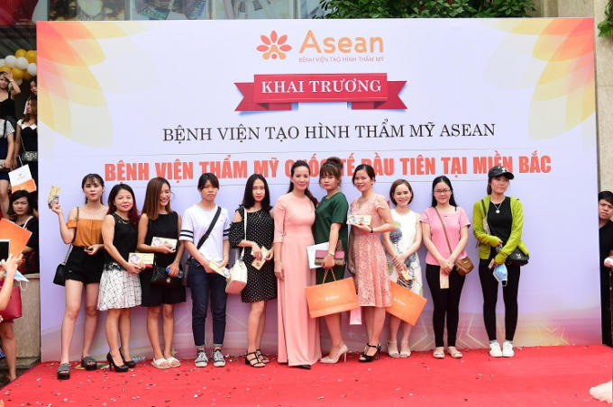 Những khách hàng trúng thưởng tại sự kiện.