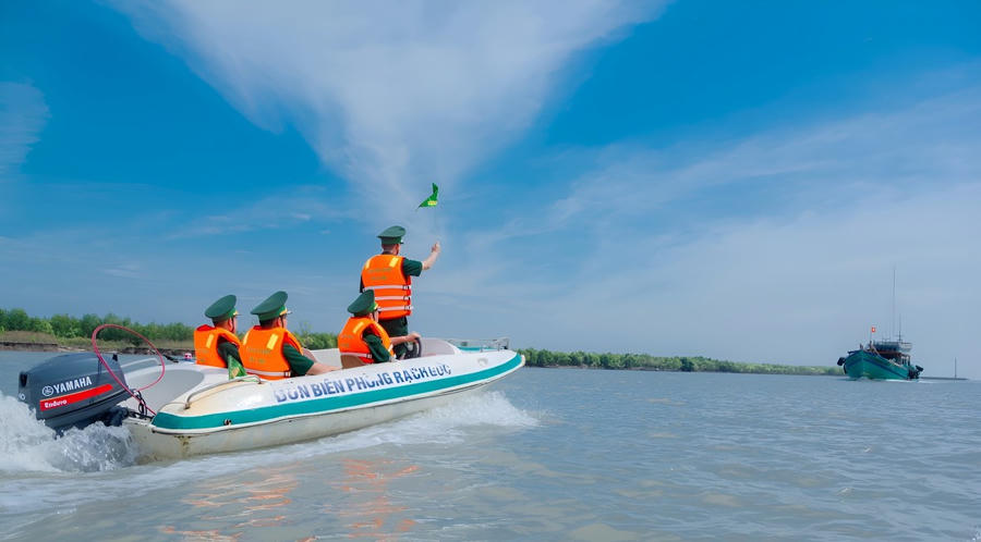 Lực lượng Đồn Biên phòng Rạch Gốc (BĐBP Cà Mau) tuần tra, kiểm soát tàu thuyền ra vào cửa biển (Ảnh: Đăng Bảy).