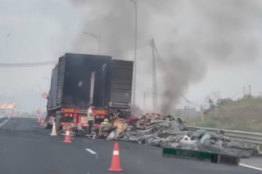 Sau cú va chạm hàng hóa trên xe container cũng bị cháy theo cabin chiếc xe.