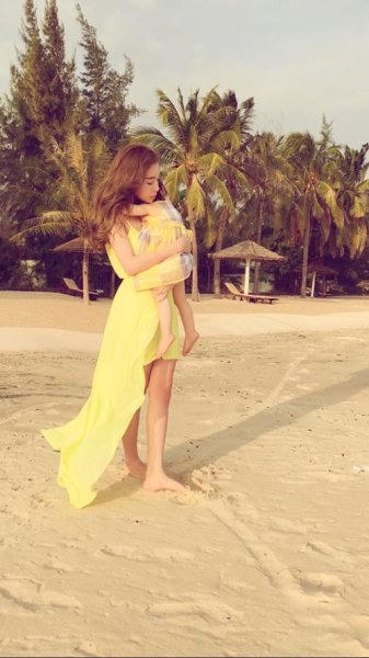 Hầu hết các hoạt động của 2 mẹ con đều được Elly Trần ghi lại để chia sẻ với mọi người. Ảnh: facebook.