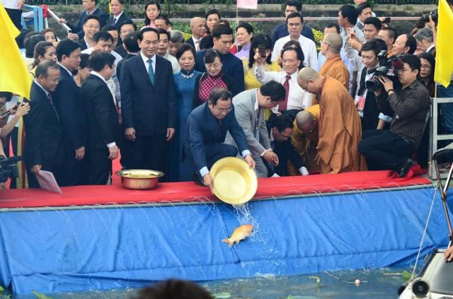 Lãnh đạo TPHCM cùng các kiều bào cũng tham gia nghi thức truyền thống trong dịp Tết cổ truyền.