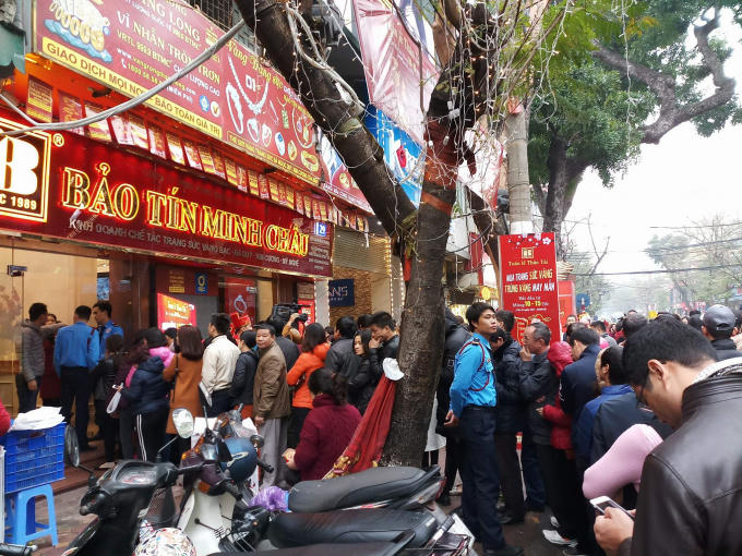 Trong buổi s&aacute;ng ng&agrave;y 25/2, nhiều cửa h&agrave;ng v&agrave;ng đ&atilde; đ&oacute;n nhận một số lượng lớn kh&aacute;ch h&agrave;ng đến mua v&agrave;ng cầu may.