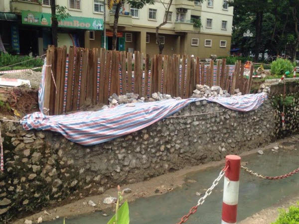 Đơn vị thi công đã cho đóng cọc để ngăn chặn tình trạng sụt lún.