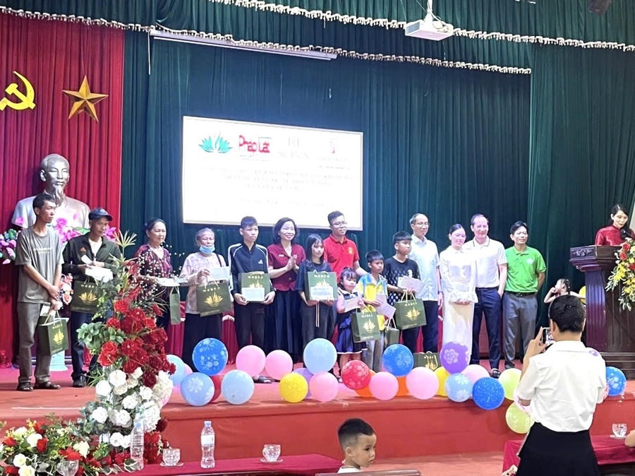 Trước khi diễn ra Lễ bàn giao căn nhà “Mái ấm Tư pháp”, sáng cùng ngày 31/5/2025, tại UBND xã Tân Lập (huyện Vũ Thư, Thái Bình), bà Nguyễn Thị Quỳnh Lưu – Trưởng ban phụ trách Chuyên trang Phapluatplus (áo đỏ, bìa ảnh 6 từ trái qua) đã trao quà cho các cháu thiếu nhi có hoàn cảnh đặc biệt khó khăn, học giỏi trên địa bàn xã nhân dịp Tết thiếu nhi 1/6