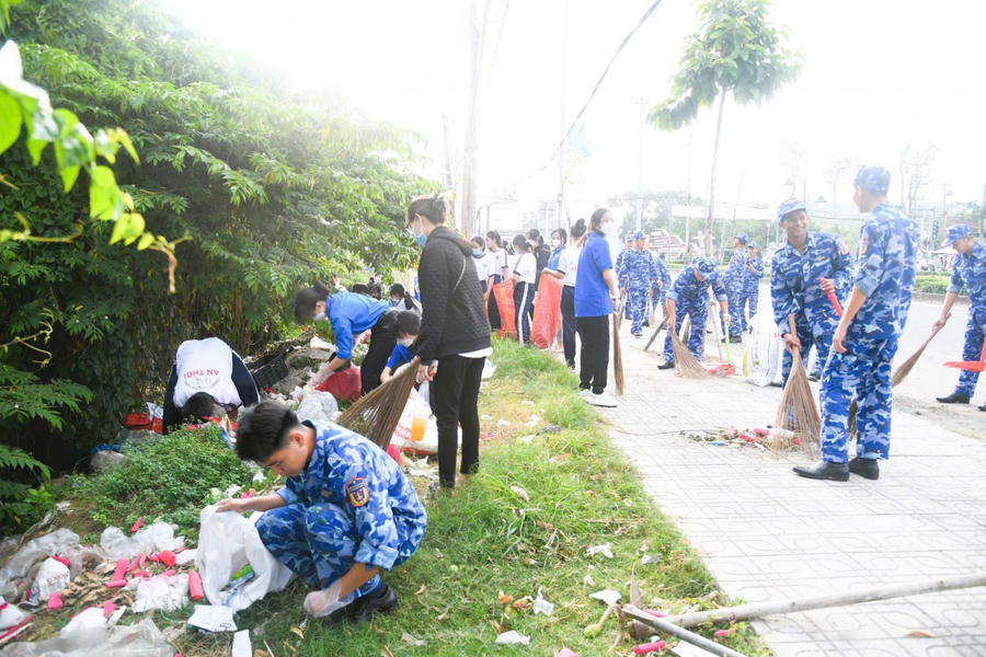 Tham gia vệ sinh cảnh quan môi trường đô thị trên địa bàn thành phố Phú Quốc