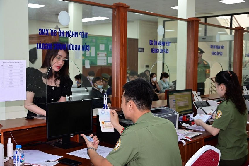 Khi có nhu cầu xuất cảnh ra nước ngoài, người dân nên tự nộp hồ sơ đề nghị cấp hộ chiếu hoặc liên hệ Phòng Quản lý xuất nhập cảnh (Số 2 Trần Bình Trọng, SĐT: 069.278.5763) hoặc Cổng thông tin dịch vụ công. (Ảnh minh họa)