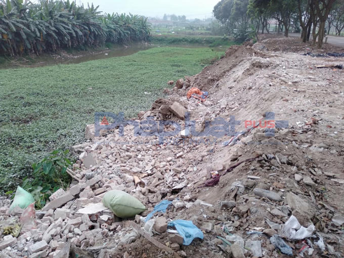 Hàng trăm tấn phế thải vật liệu xây dựng đang lấp xuống mương máng, ruộng đồng tại xã Yên Thường.