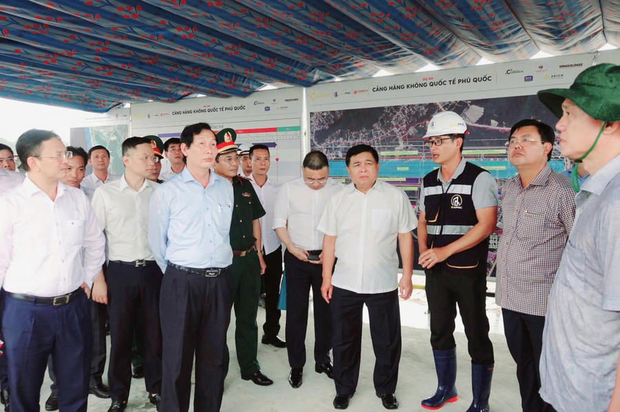 Phó thủ tướng Nguyễn Chí Dũng đi kiểm tra tiến độ thực hiện dự án mở rộng Cảng hàng không quốc tế Phú Quốc