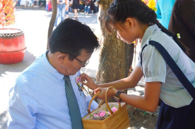 Bông hồng cài áo là biểu tượng của tình yêu, sự cao quý. Việc nhớ về bậc sinh thành và cài lên ngực hoa hồng cao quý là tình cảm đẹp nhất, kính trọng nhất đối với bậc sinh thành. Mang ý nghĩa sâu sắc đó, nhiều người Việt Nam khi đến ngày Vu Lan đều cài một bông hồng trên áo.