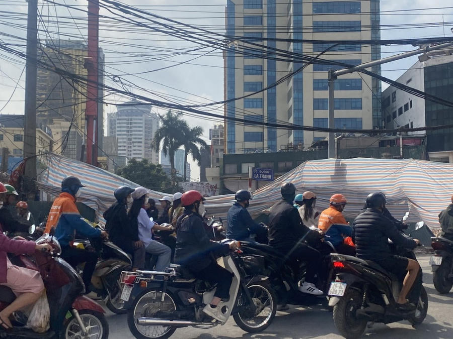 Giao thông bên ngoài công trường vẫn diễn ra với mật độ cao.