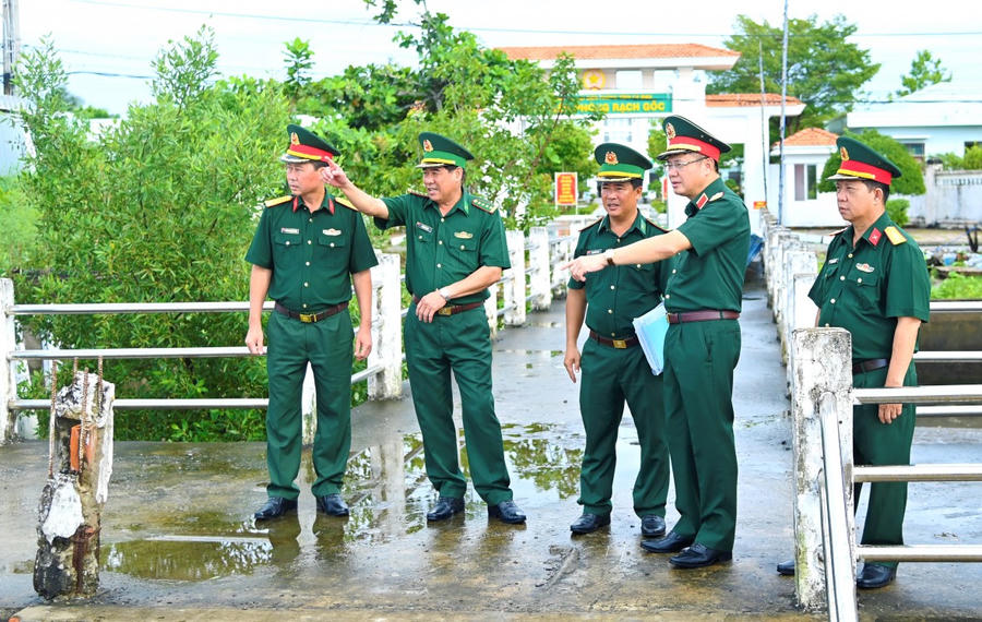 Thiếu tướng Trấn Bá Khương kiểm tra cầu cảng của Đồn Biên phòng Gạch Gốc.