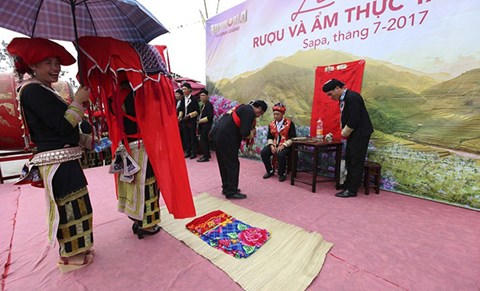 Đến nhà trai, theo phong tục truyền thống của người Dao đỏ, đoàn rước dâu phải đợi giờ tốt, đợi thầy cúng làm lễ báo với tổ tiên thì mới được vào nhà chính.