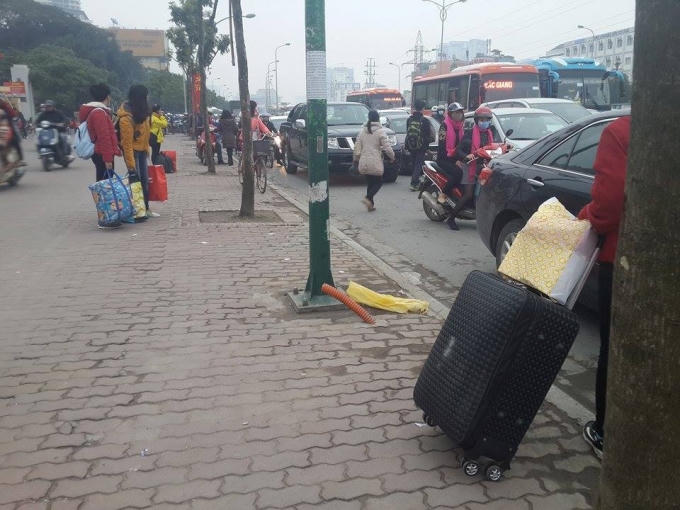 Xe dừng lòng đường đón khách, giao thông trở nên lộn xộn, bát nháo.