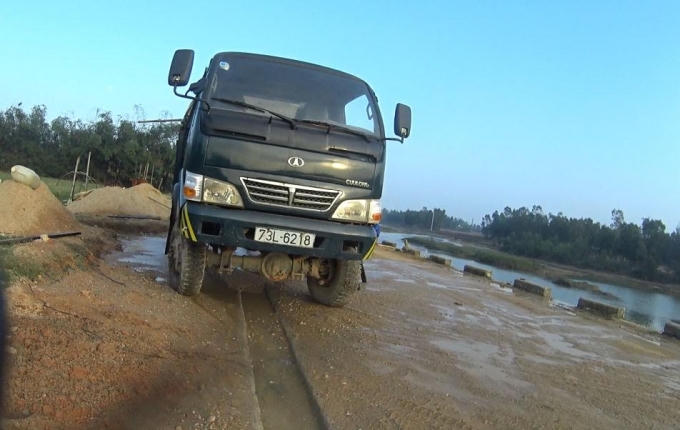 Xe tải bình thản đứng chờ "ăn hàng".