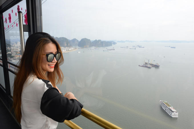 Từ cabin cáp treo, bạn sẽ thu trọn vào trong tầm mắt vẻ đẹp huyền ảo của vịnh biển Hạ Long - kì quan thiên nhiên thế giới.