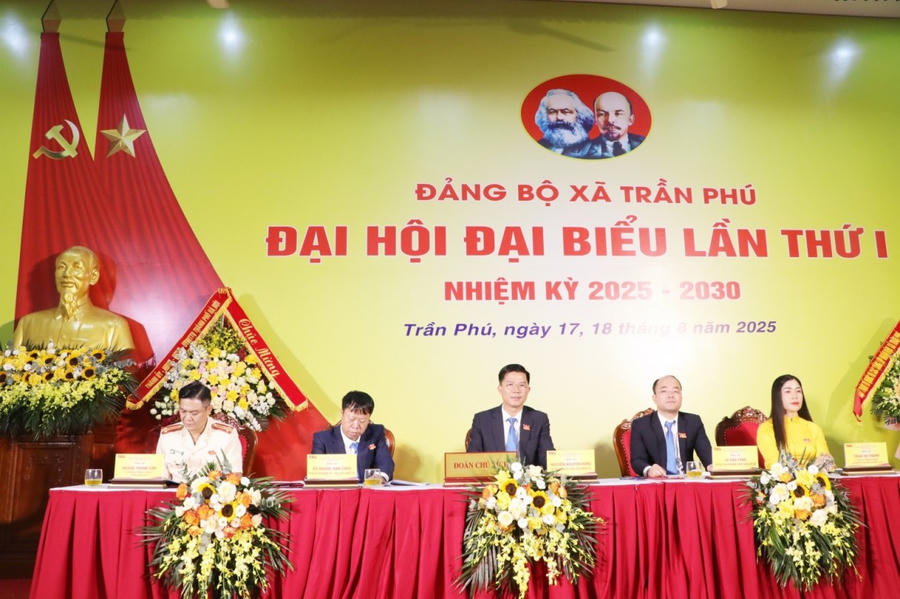 Đoàn chủ tịch điều hành Đại hội.