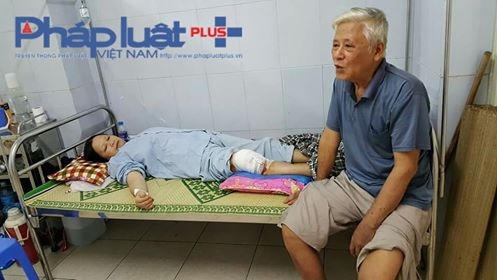 Hai vợ chồng già, chăm nhau tại Bệnh viện Đa khoa Tuyên Quang.