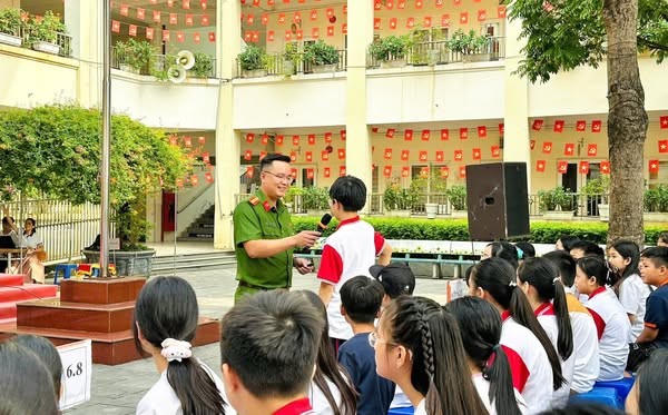 Thiếu tá Trần Trung Hiếu chia sẻ về các loại ma tuý, tác hại của ma tuý và thuốc lá điện tử.