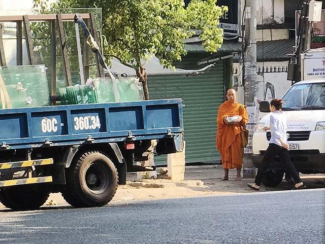 Người đàn ông tự xưng pháp danh Phước Cảnh đang khất thực ở trung tâm TP Biên Hòa.