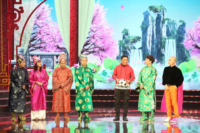 Ngọc Hoàng xuất hiện ở phần đầu buổi chầu bằng một bộ trang phục hết sức "thời sự".