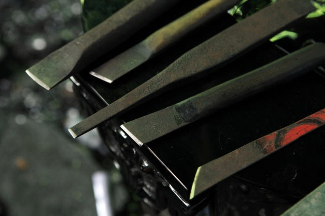 Chỉ với những dụng cụ thô sơ thế này, những tác phẩm điêu khắc bằng than đá đã được làm ra.