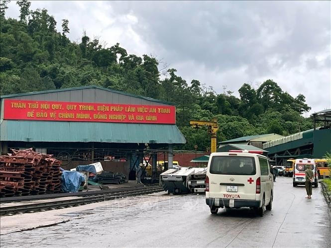 Xe cấp cứu có mặt tại hiện trường đưa người bị tai nạn đi cấp cứu.