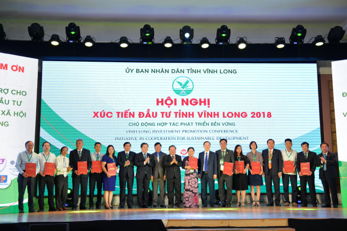 Tại Hội nghị, UBND tỉnh Vĩnh Long đã trao quyết định chủ trương đầu tư, giấy chứng nhận đầu tư, ký kết biên bản ghi nhớ đầu tư cho 32 dự án với tổng mức đầu tư khoảng 24 ngàn tỷ đồng và các chương trình an sinh xã hội với tổng giá trị 340 tỷ đồng.