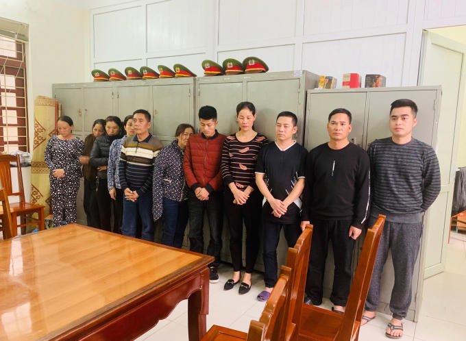 Nguyễn Minh Tuấn (bìa phải) cùng các con bạc bị CSHS Công an Thanh Hoá bắt giữ ngày 9/2.