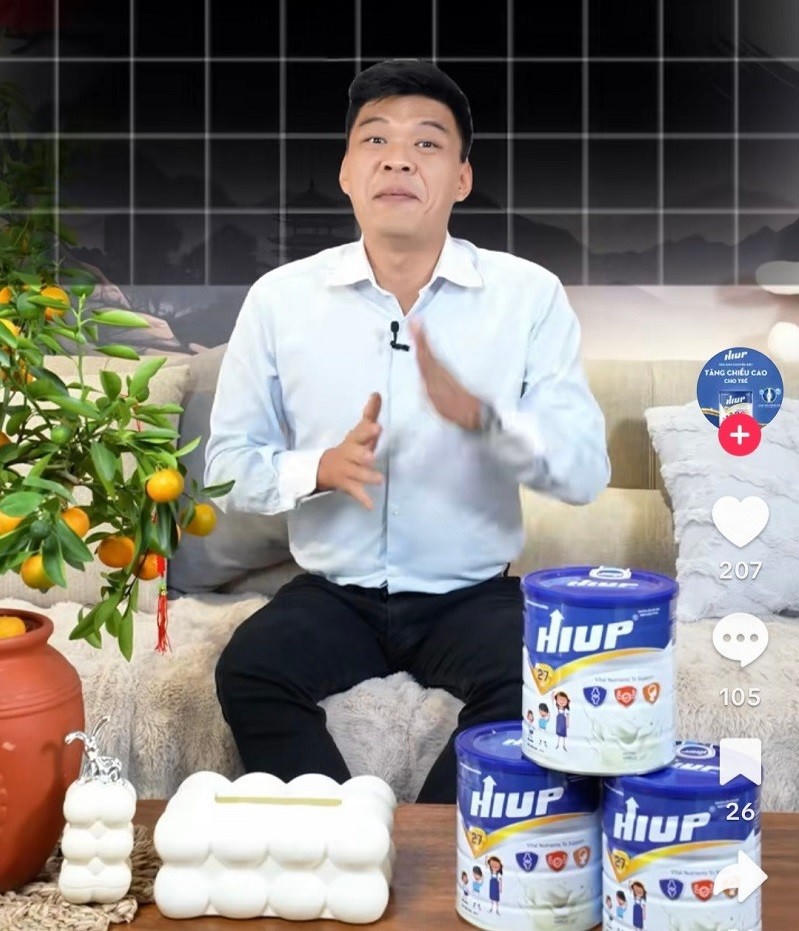 Nghệ sĩ Trung Ruồi cũng quảng cáo cho sữa HIUP nhưng khi sản phẩm này bị phát hiện là giả thì chọn cách im lặng.