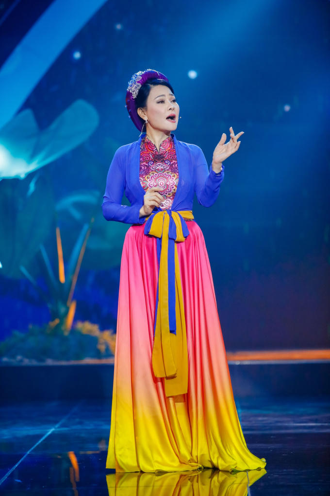 Phi Nhung đẹp hút hồn với áo dài trắng