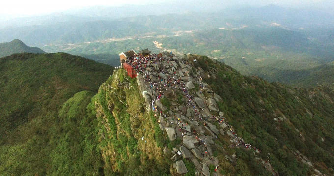 Chùa Đồng - nằm độ cao 1.068m so với mặt nước biển.